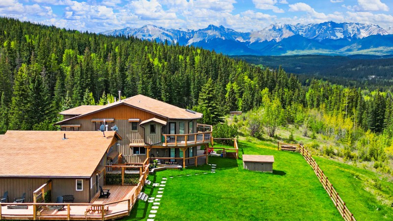 Rocky Mountain View BnB property with mountain views