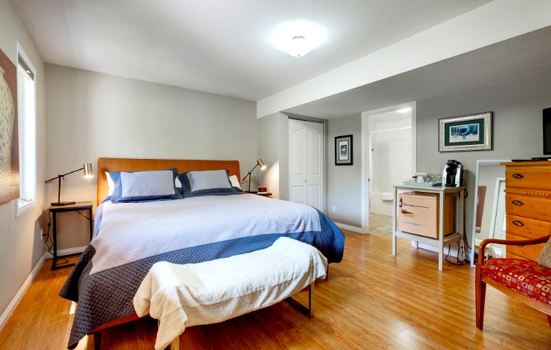 Airbnb Hinton suite with bed and min fridge