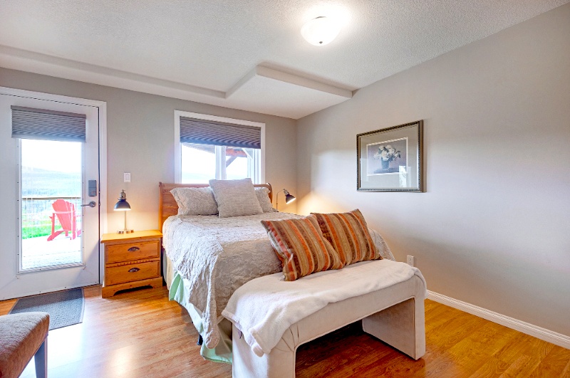 bedroom with single bed in B&B Hinton Alberta
