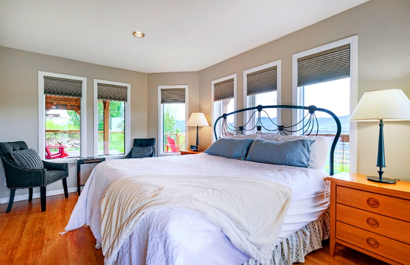 Mountain view B&B suite with large bed