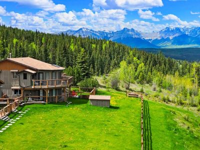 Rocky Mountain View BnB property with mountain views